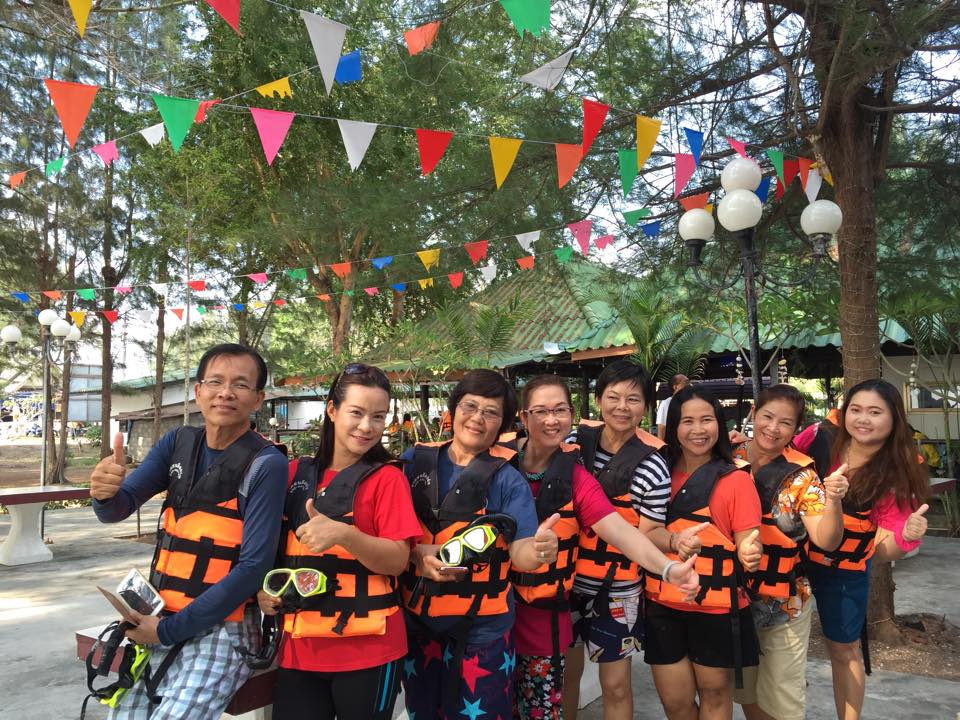 นักท่องเที่ยวสวมเสื้อชูชีพพร้อมออกเรือ