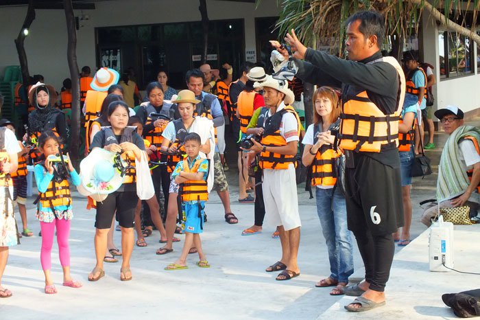 ไกด์สาธิตการใช้อุปกรณ์ดำน้ำ ก่อนลงเรือ