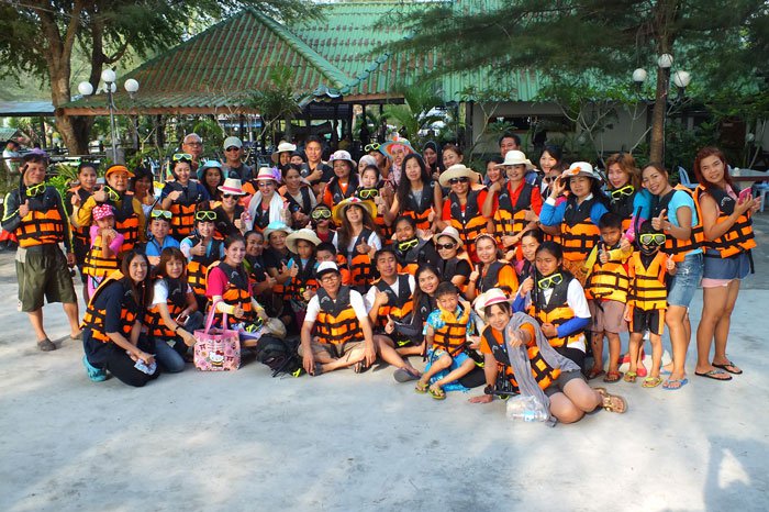 กลุ่มนักท่องเที่ยวพร้อมออกทริปดำน้ำเกาะทะลุ