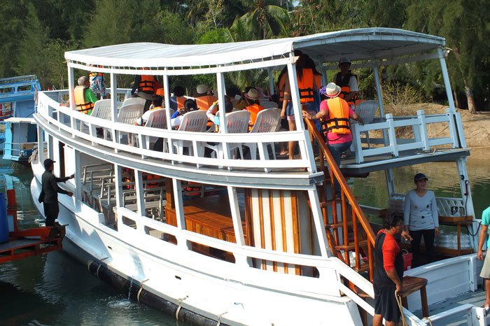 เรือ 2 ชั้น หาดสนทัวร์ นักท่องเที่ยวกำลังขึ้นเรือ