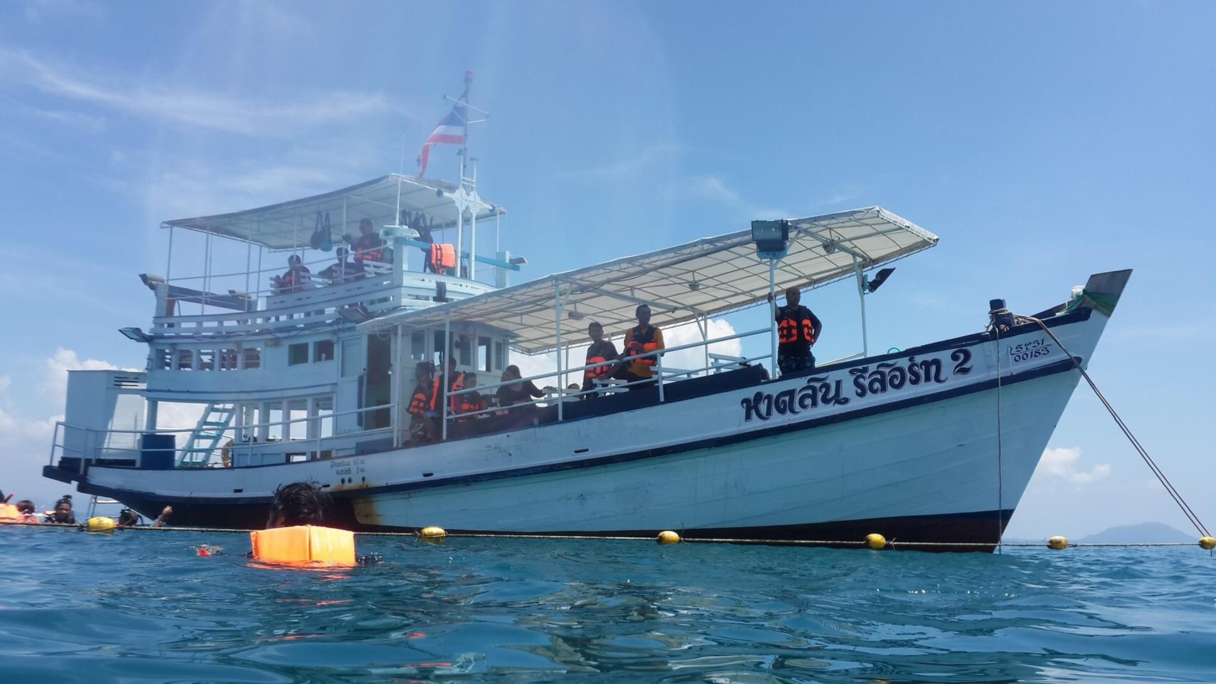 เรือชั้นเดียว หลังคากันแดด หาดสนรีสอร์ท