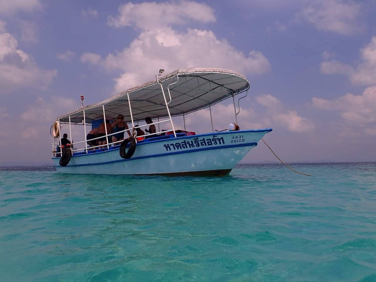เรือชั้นเดียว หลังคากันแดด หาดสนรีสอร์ท