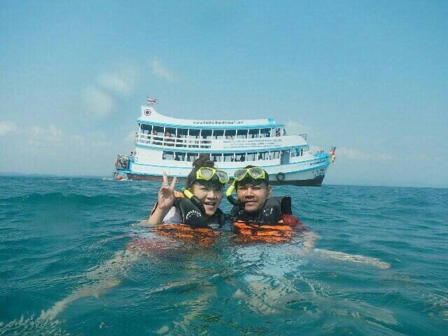 เรือ 2 ชั้น หาดสนทัวร์ นักท่องเที่ยวกำลังขึ้นเรือ