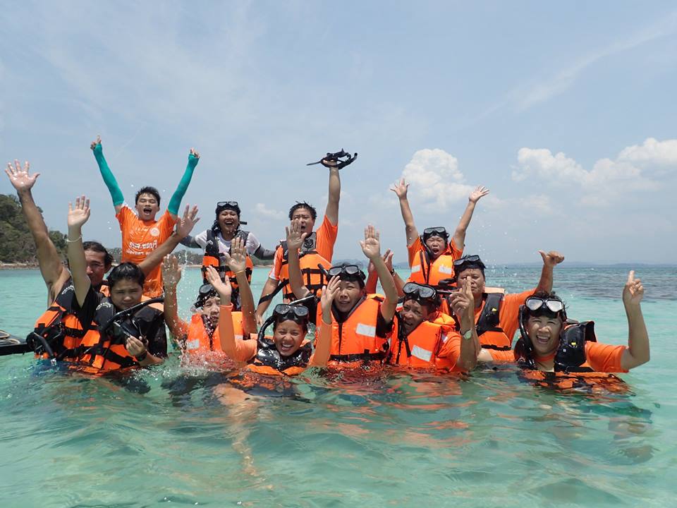 กลุ่ม snorkeling เกาะทะลุ น้ำทะเลเขียวใส