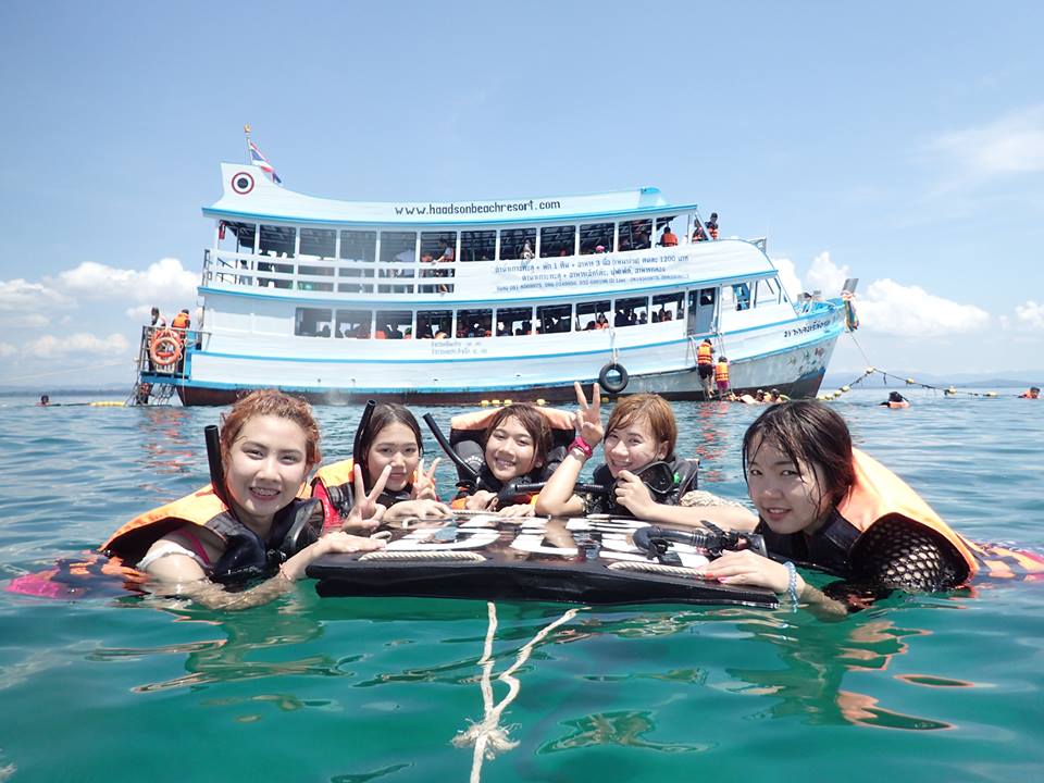 นักท่องเที่ยวดำน้ำ พร้อมเรือหาดสนทัวร์