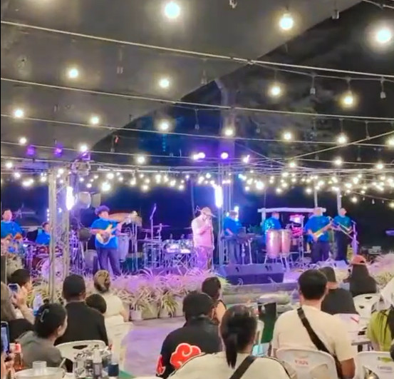 บรรยากาศยามค่ำคืน คาราโอเกะ วงดนตรี หาดสนรีสอร์ท