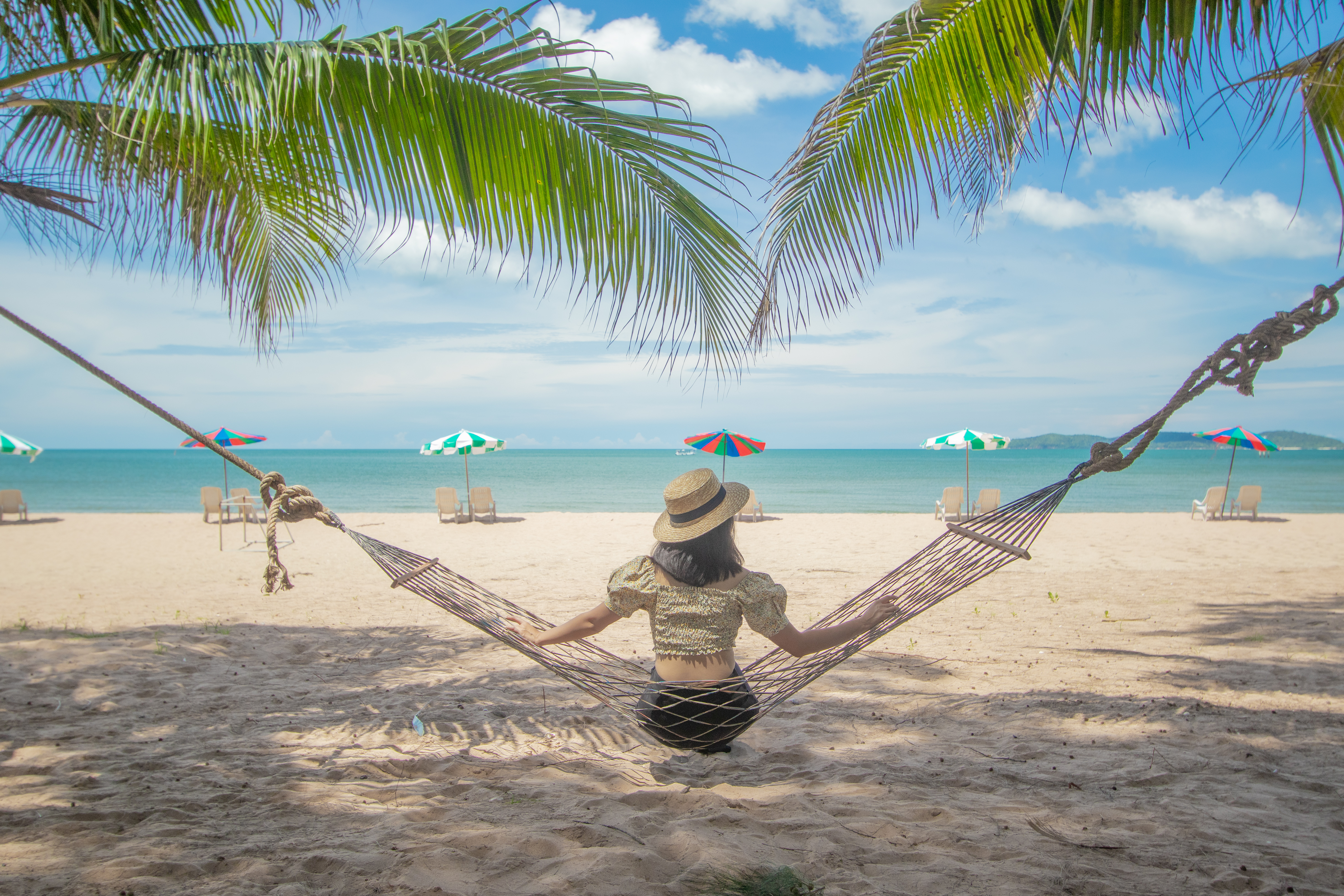 เดินเล่นชายหาด นั่งแฮมม็อก