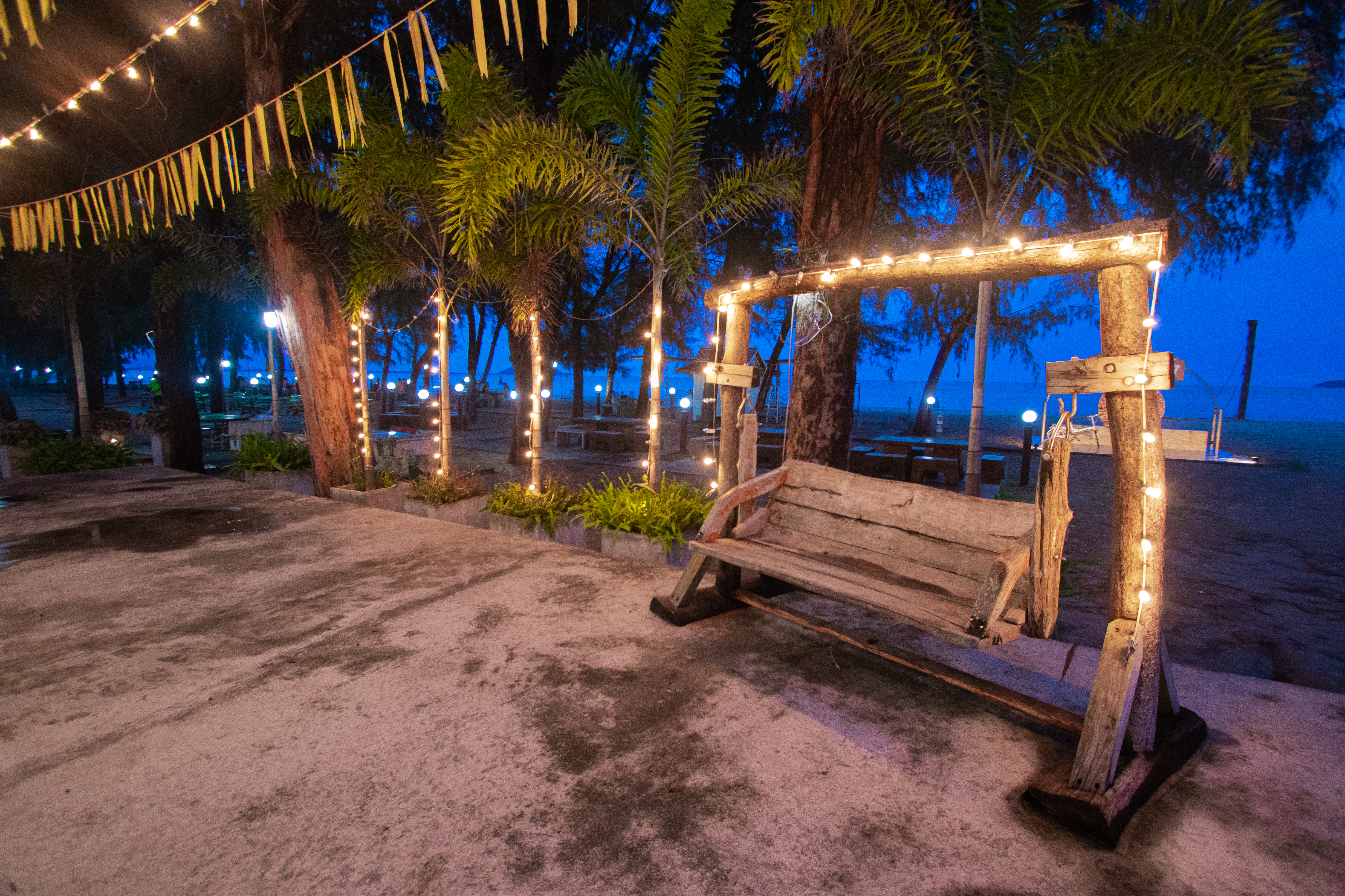 บรรยากาศชิงช้าไม้ ไฟประดับ ริมทะเล