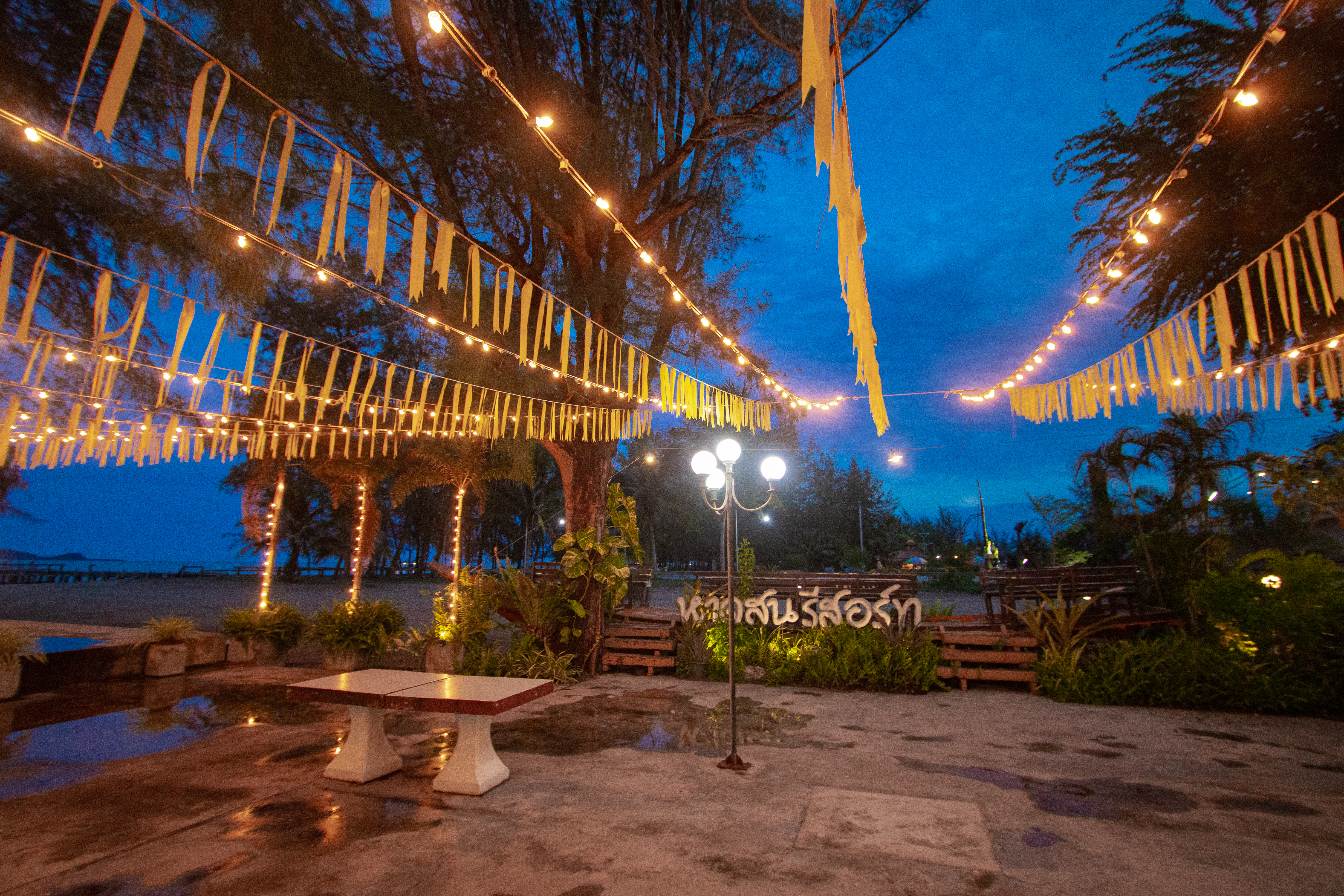 บรรยากาศร้านอาหาร ยามค่ำคืน