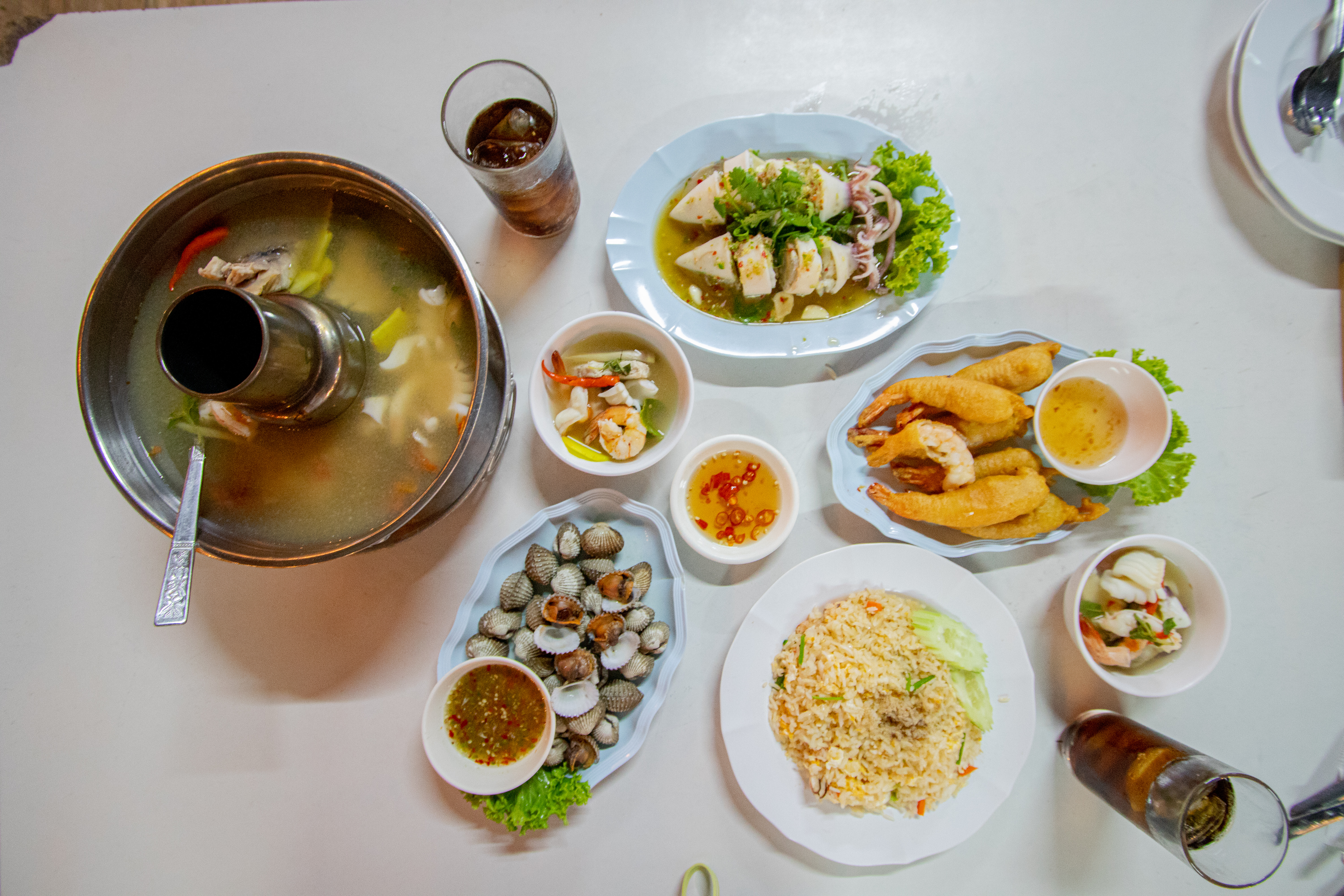 สำรับอาหารทะเลสด หาดสนรีสอร์ท