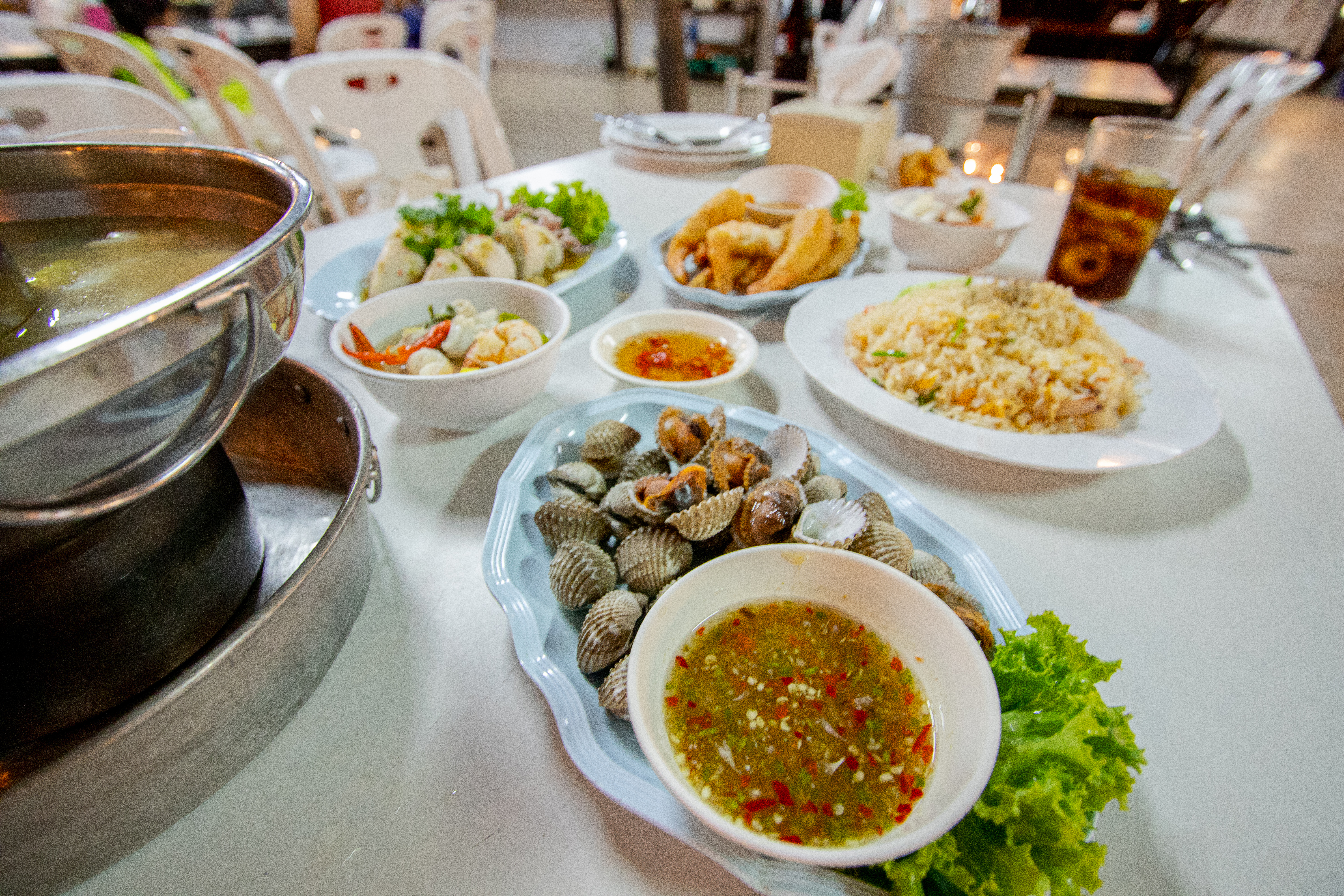 สำรับอาหารทะเลบนโต๊ะ