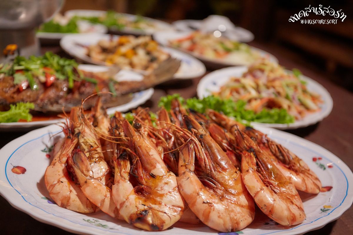 มื้ออาหารทะเลสด กลางแจ้ง บรรยากาศริมทะเลยามค่ำคืน