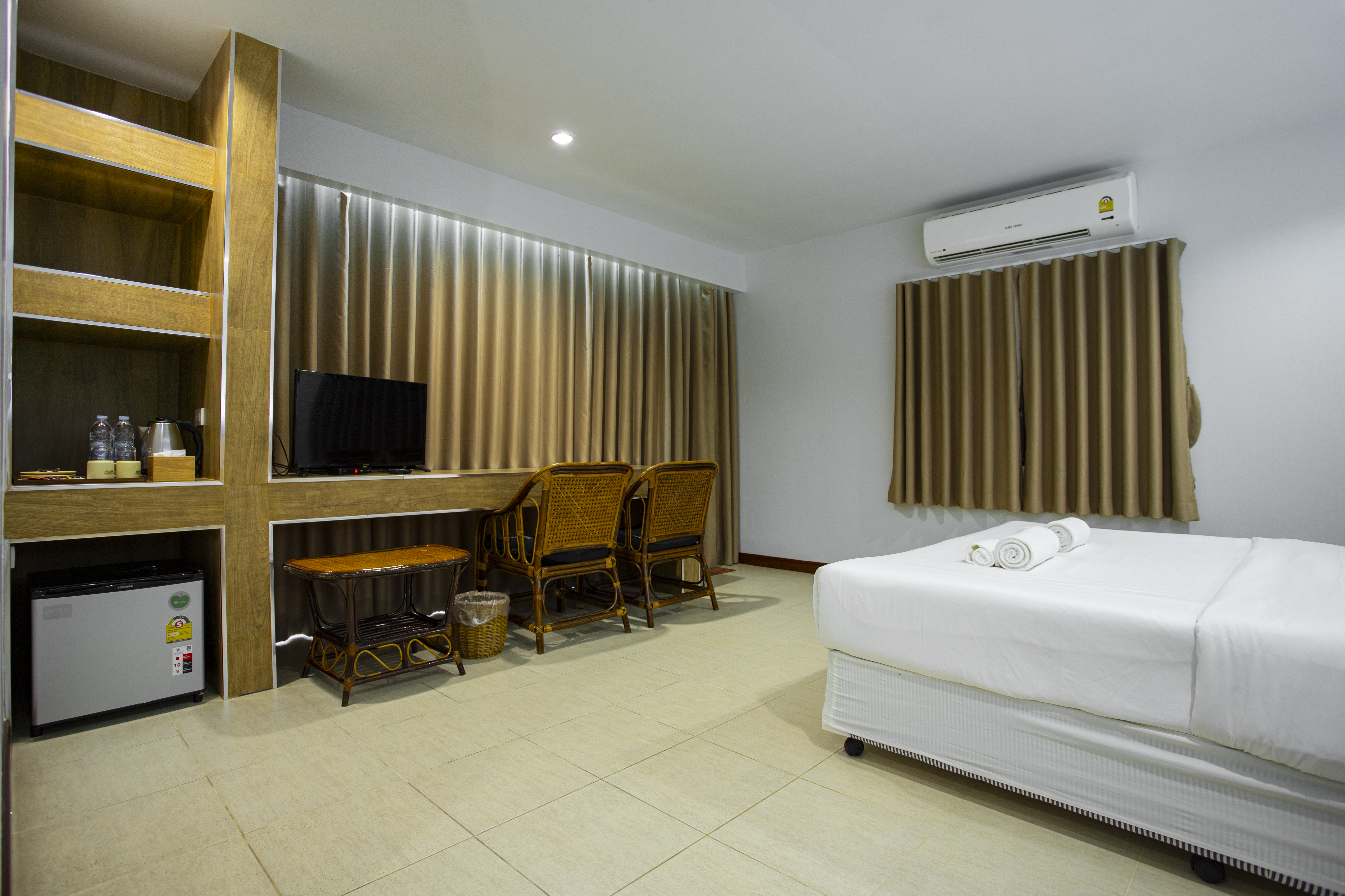Deluxe Room ภายใน ทีวี เก้าอี้ ตู้เก็บของ