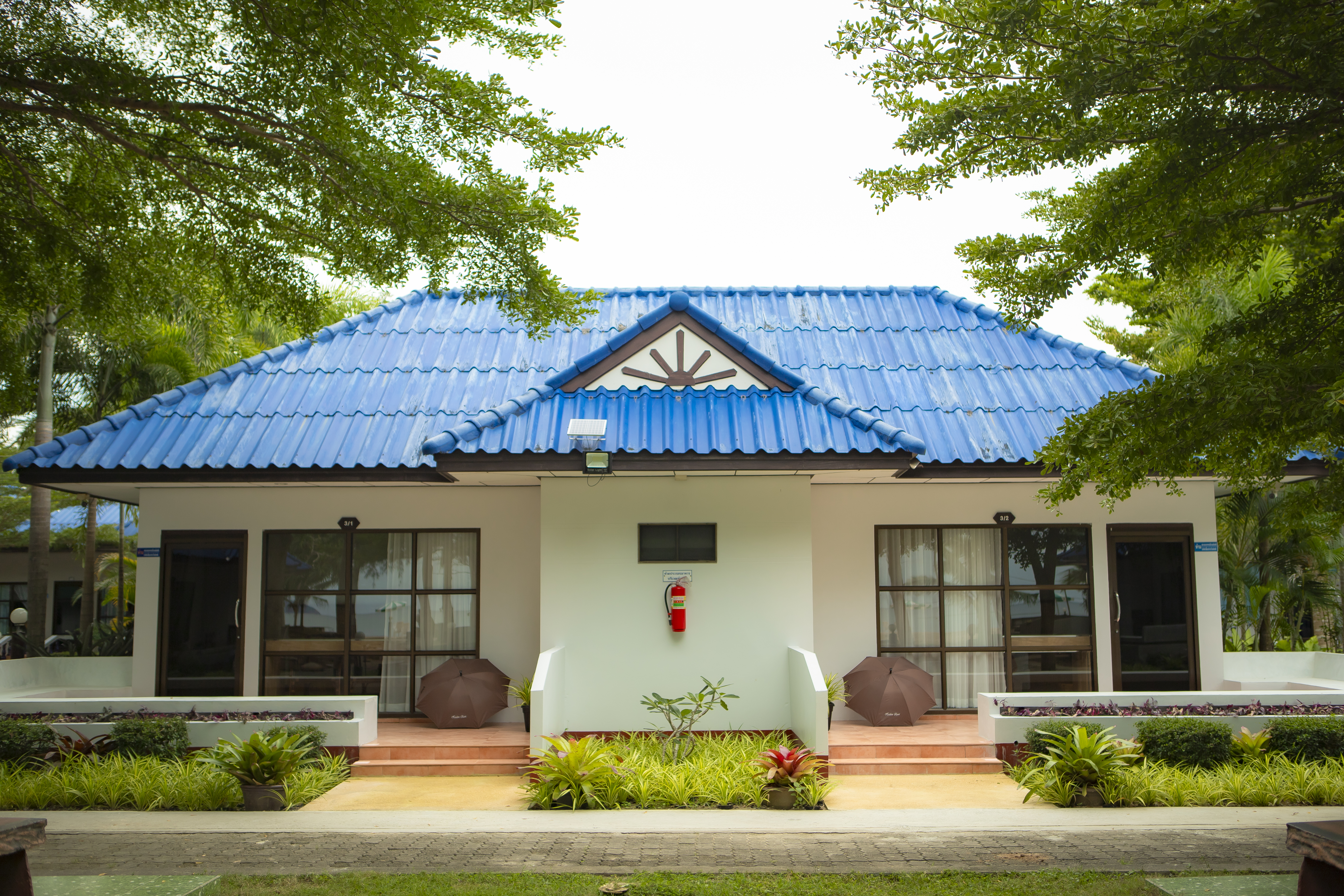 Deluxe Room exterior หน้าห้อง หลังคาฟ้า