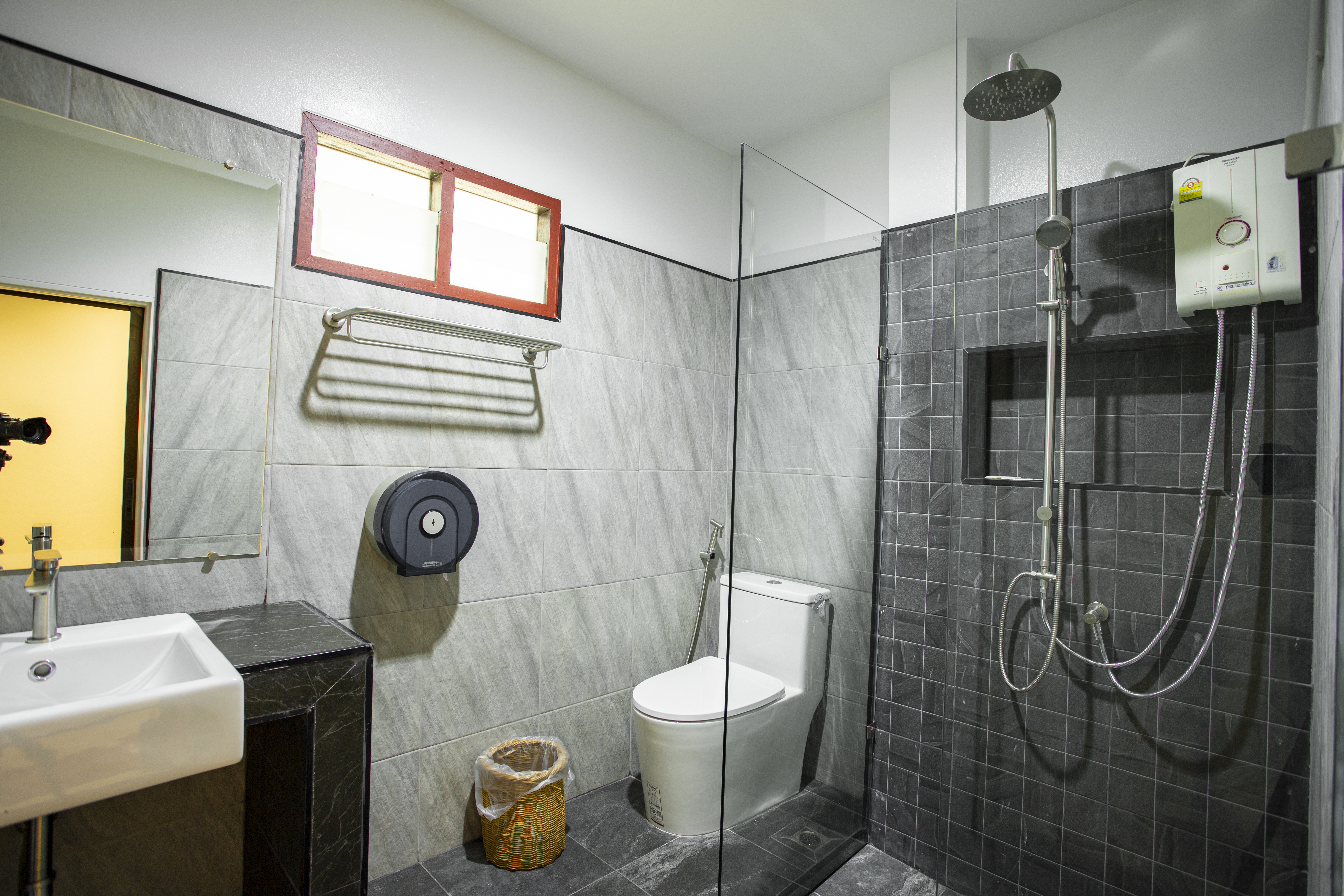 Deluxe Room ห้องน้ำ rain shower