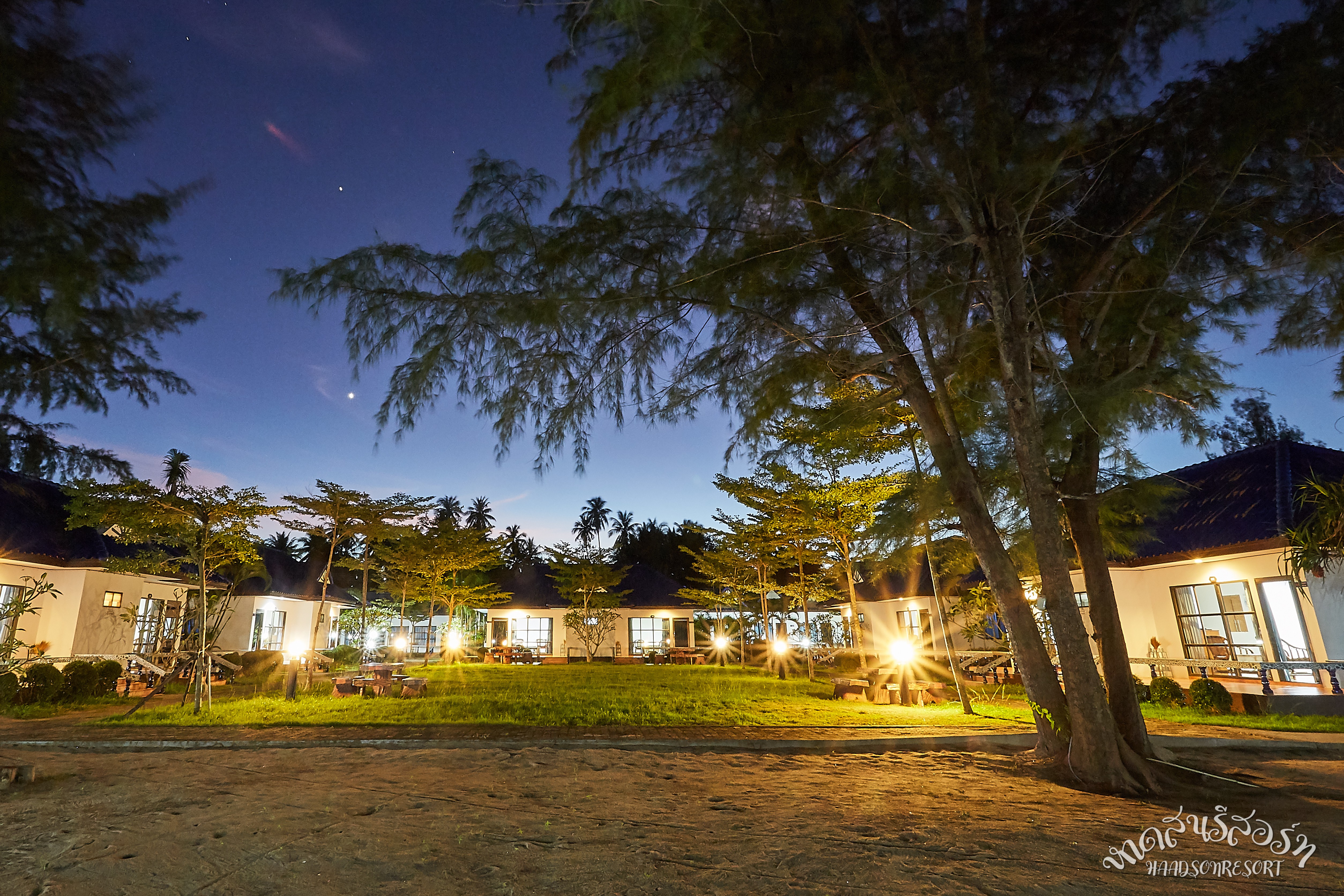 Deluxe Room exterior ยามค่ำคืน