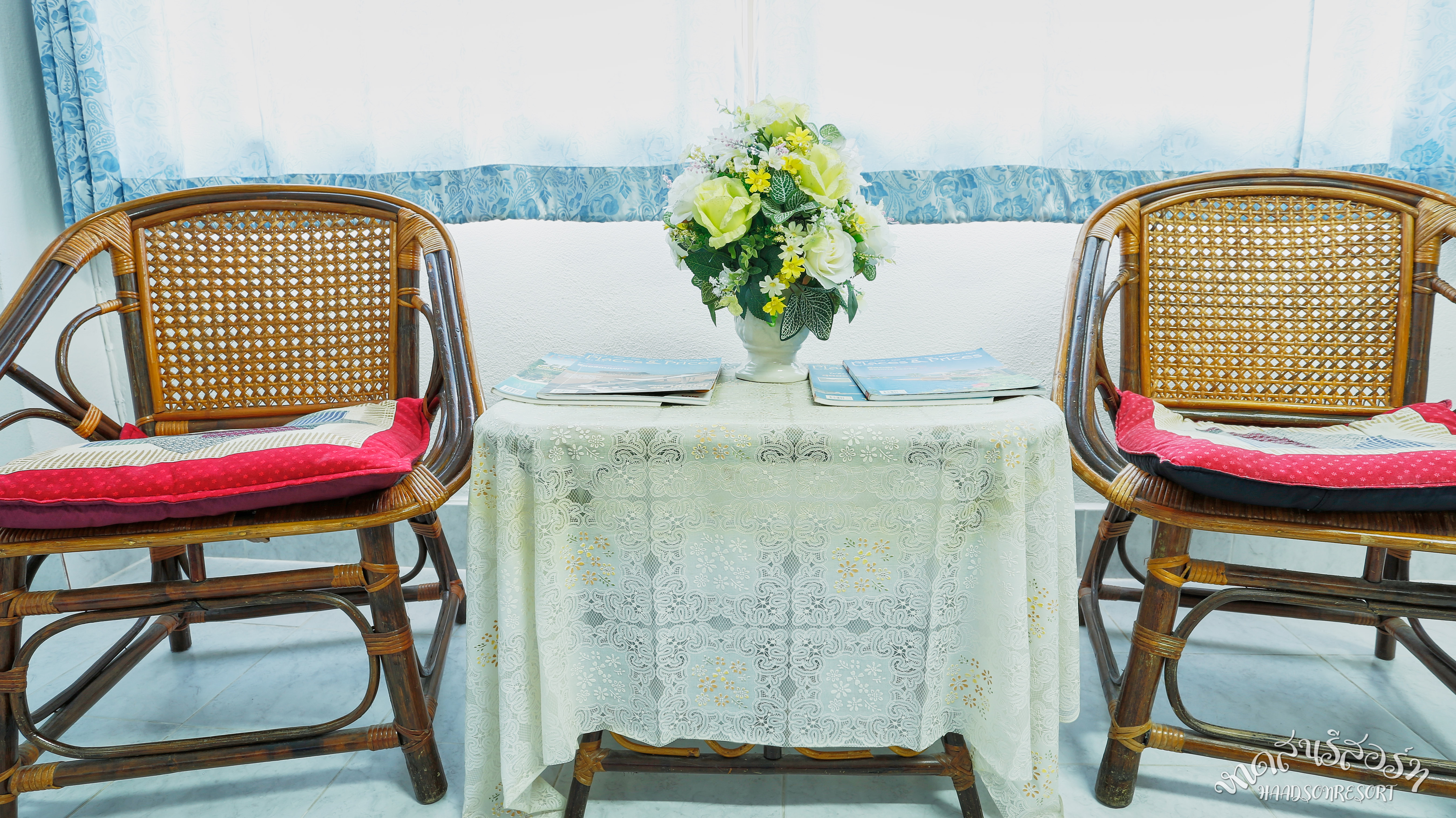 Family Room มุมนั่งพักเก้าอี้หวาย ดอกไม้