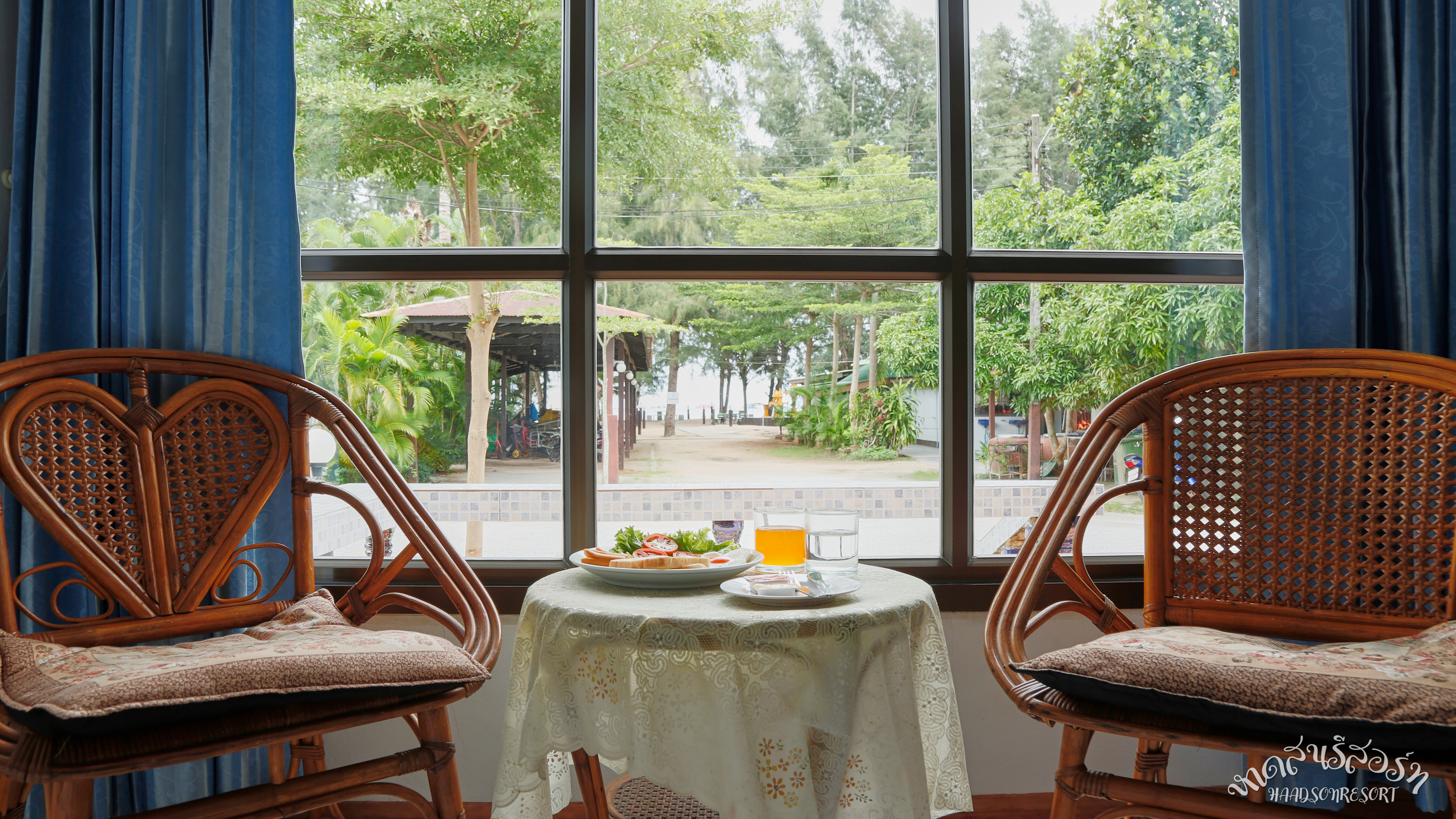 Standard Room วิวสวนและทะเล มุมนั่งอาหารเช้า