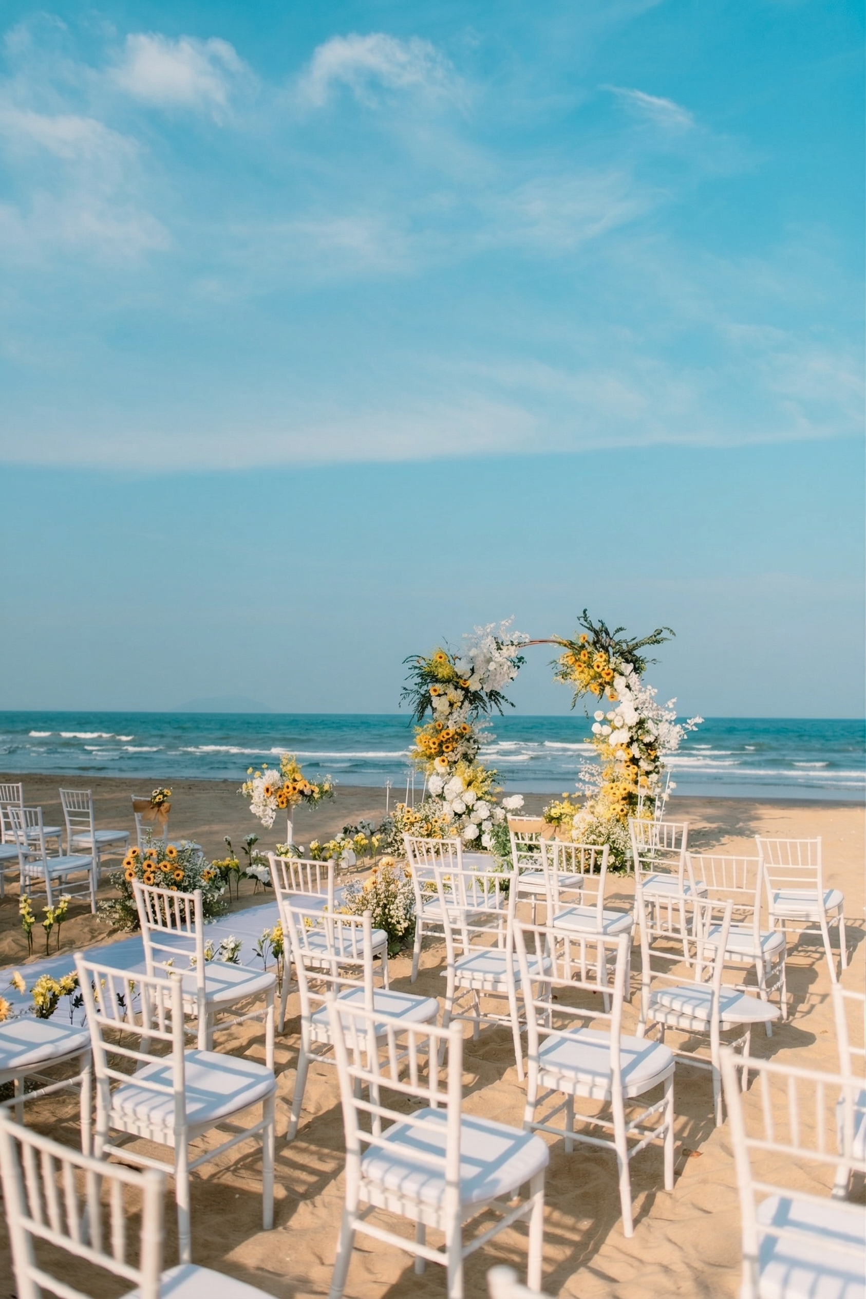 คู่บ่าวสาวงานแต่งงานริมทะเล